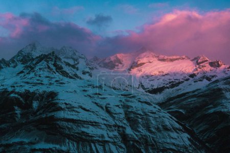 Téléchargez les photos : Le Cervin est l'un des sommets les plus emblématiques des Alpes. Les clichés ont été réalisés par une matinée d'hiver glacée en 2022. - en image libre de droit