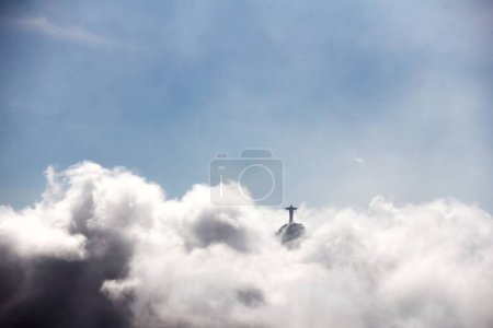 Foto de Una vista aérea de la Estatua de Cristo Redentor en Río de Janeiro en Brasil - Imagen libre de derechos