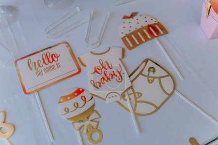Téléchargez les photos : Garnitures en papier mignon pour décorer un gâteau pour un petit bébé - en image libre de droit