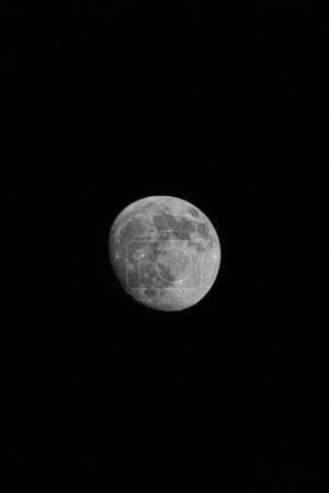 Foto de Una luna llena en el cielo nocturno - Imagen libre de derechos
