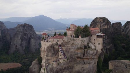 Téléchargez les photos : Vue aérienne du monastère de Varlaam sur la formation rocheuse des Météores en Grèce - en image libre de droit