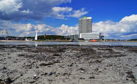 Foto de Una hermosa vista de la playa Travemunde Strand en Lubeck en un día de verano en Alemania - Imagen libre de derechos