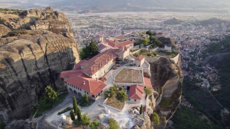 Foto de Una toma aérea del Monasterio de la Santísima Trinidad sobre la formación de rocas Meteora en Grecia - Imagen libre de derechos