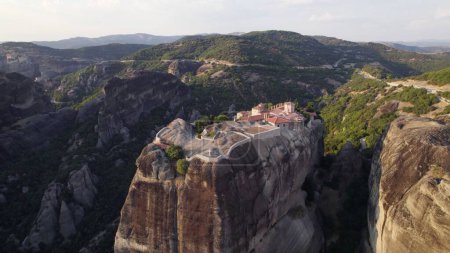 Foto de Una vista aérea del monasterio de la Santísima Trinidad en Meteora - Imagen libre de derechos