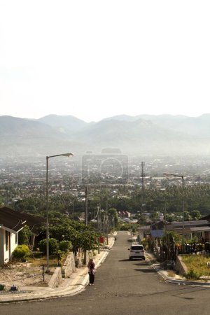 Téléchargez les photos : Un plan vertical de la rue dans la ville de Palu par une journée brumeuse en Indonésie. - en image libre de droit