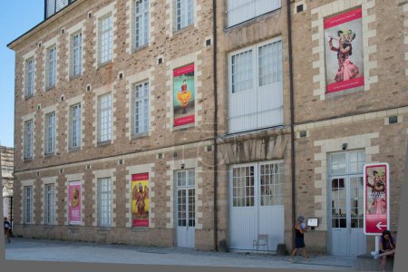 Foto de La fachada de un museo en Nantes Francia con pancartas de exhibición en las ventanas - Imagen libre de derechos