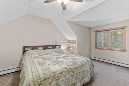 Foto de Un dormitorio de diseño moderno en una casa elegante - Imagen libre de derechos