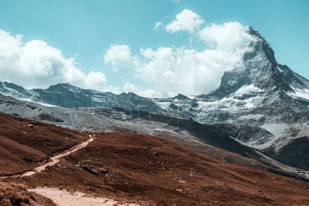 Téléchargez les photos : Le Cervin, montagne des Alpes à la frontière entre la Suisse et l'Italie. - en image libre de droit
