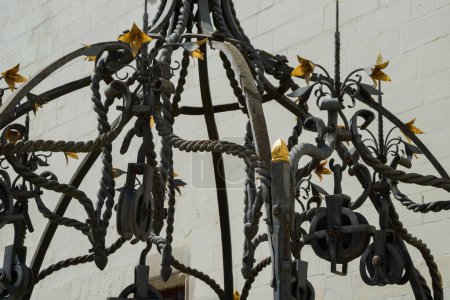 Téléchargez les photos : Un gros plan des barres métalliques sur le puits du Château des ducs de Bretagne à Nantes France - en image libre de droit