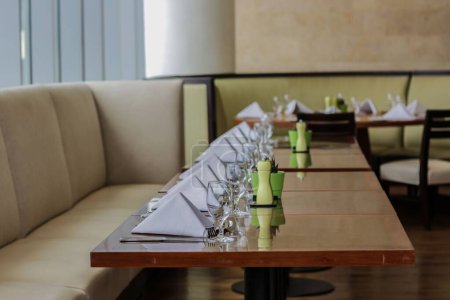 Téléchargez les photos : Une table à manger dans un restaurant de l'hôtel avec verrerie et couverts - en image libre de droit