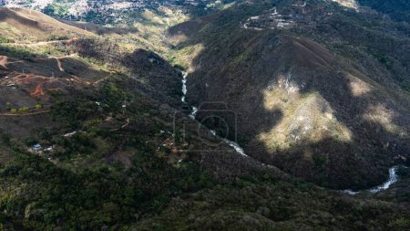 Téléchargez les photos : Une vue aérienne sur les montagnes et la rivière - en image libre de droit