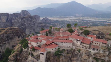 Téléchargez les photos : Une vue aérienne des formations rocheuses des Météores entourées de bâtiments - en image libre de droit