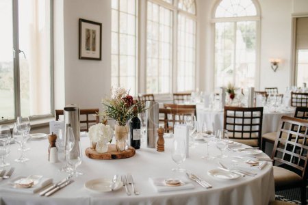 Téléchargez les photos : Une belle salle avec des tables vides prête pour un événement de mariage - en image libre de droit