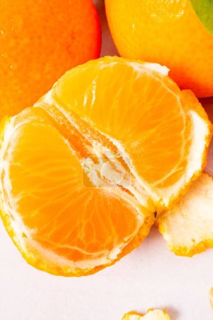 Téléchargez les photos : Un gros plan vertical de mandarine juteuse coupée en deux - en image libre de droit