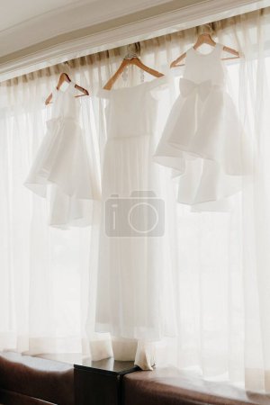 Foto de Un selectivo del vestido de novia colgado en una habitación - Imagen libre de derechos