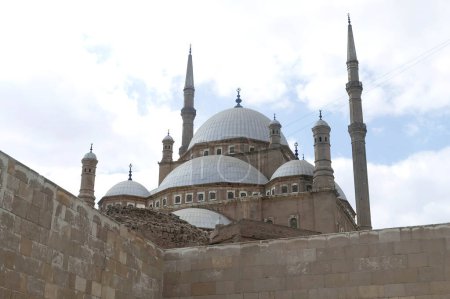Téléchargez les photos : L'ancienne mosquée de Muhammad Ali au Caire Egypte contre le ciel bleu vif pendant la journée - en image libre de droit