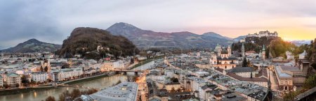 Téléchargez les photos : Vue panoramique d'une belle ville entourée d'une rivière et de montagnes - en image libre de droit