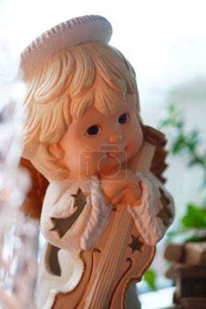 Téléchargez les photos : Un plan vertical d'un jouet d'ange sur le fond flou - en image libre de droit