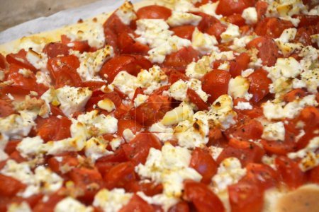 Téléchargez les photos : Une belle vue rapprochée des tomates au fromage et à l'huile d'olive sur la pâte cuite au four - en image libre de droit