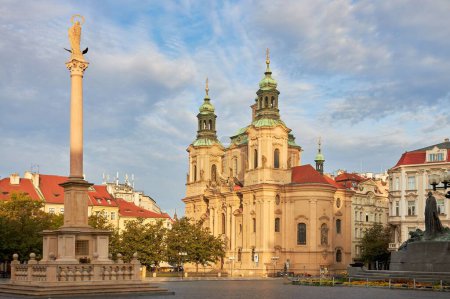 Foto de Una vista panorámica de la Iglesia de San Nicolás situada en Praga, República Checa - Imagen libre de derechos