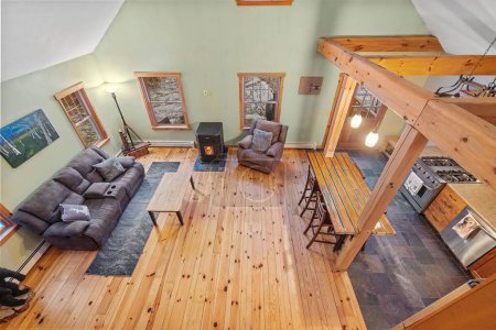 Foto de Una sala de estar de diseño rústico en una casa elegante - Imagen libre de derechos