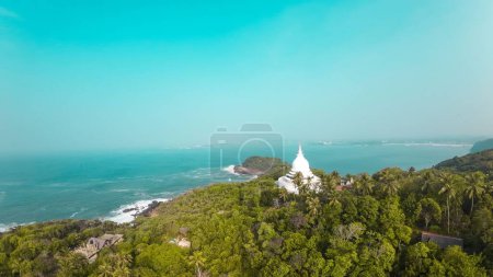 Téléchargez les photos : Un plan aérien au-dessus du sanctuaire de Rumassala près d'une plage de jungle - en image libre de droit