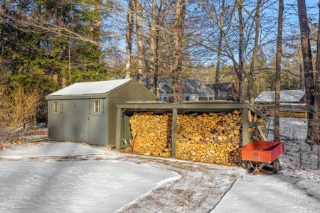 Téléchargez les photos : Un gros plan d'un hangar à bois entouré de neige - en image libre de droit