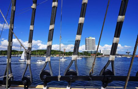 Téléchargez les photos : Une vue panoramique sur la paisible rivière Trave capturée d'un bateau lors d'une belle journée d'été en Allemagne - en image libre de droit