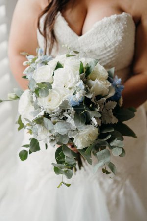 Téléchargez les photos : Un gros plan d'une mariée tenant un bouquet - en image libre de droit