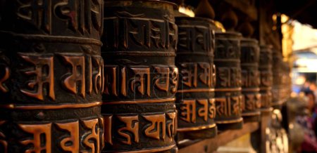 Téléchargez les photos : Un plan latéral de rouleaux de prière d'anciens livres bouddhistes fidèles - en image libre de droit