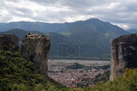 Téléchargez les photos : Un plan panoramique du monastère de la Sainte Trinité à Meteora en Grèce - en image libre de droit