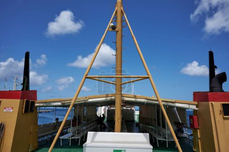 Téléchargez les photos : Les touristes assis dans le bateau et voyageant à travers la mer par une journée ensoleillée - en image libre de droit
