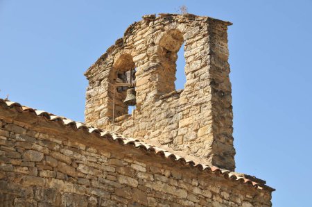 Téléchargez les photos : Vue en angle bas d'une vieille cloche de bâtiment en pierre contre un ciel bleu sans nuages - en image libre de droit