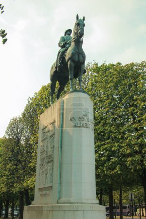Téléchargez les photos : Plan vertical de la statue équestre d'Albert Ier à Paris, France. - en image libre de droit