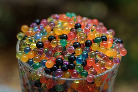 Foto de El juguete orbeez, coloridas bolas de gel flexibles en el vidrio - Imagen libre de derechos