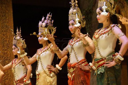 Foto de SIEM REAP, CAMBODIA - 14 de FEB de 2015 - Línea de bailarines apsara actúan en un recital, Siem Reap, Camboya - Imagen libre de derechos