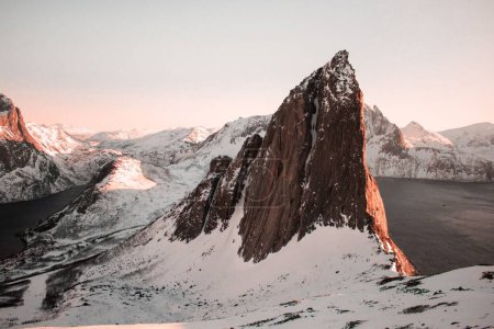 Foto de La fascinante vista invernal de la montaña Segla en la isla Senja, Noruega - Imagen libre de derechos