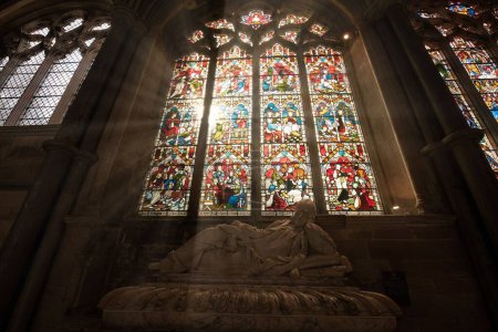 Foto de Un ángulo bajo de un monumento al obispo Peter Corriendo bajo coloridas ventanas medievales en la catedral de Ely en Chapter House, The College, Ely, Reino Unido - Imagen libre de derechos