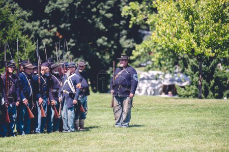 Foto de Una visión superficial de un general instruyendo a una tropa de soldados en una recreación de la guerra civil en Jackson, Michigan - Imagen libre de derechos