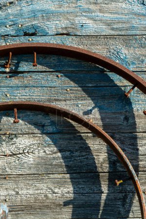 Téléchargez les photos : Un plan vertical de pièces métalliques rustiques avec des clous sur une surface en bois grunge - en image libre de droit