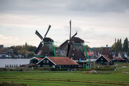 Téléchargez les photos : Moulins à vent et maisons en bois dans le Zaanse Schans, Zaanstad, Pays-Bas. - en image libre de droit