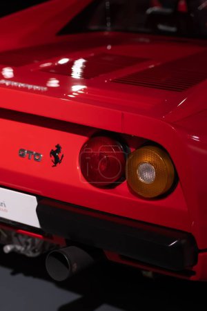 Téléchargez les photos : Vue rapprochée du feu arrière d'une Ferrari rouge 288 GTO 1984 au Musée Ferrari - en image libre de droit