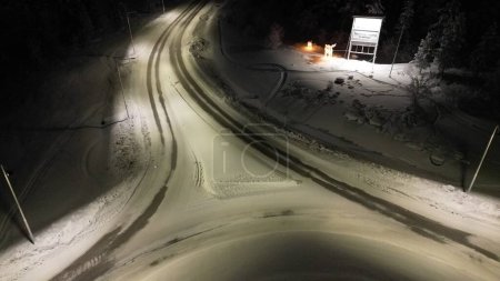 Foto de Una vista aérea de la calle suburbana vacía ligeramente iluminada en invierno por la noche - Imagen libre de derechos