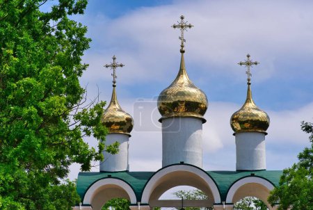 Foto de Las tres cúpulas de oro de una iglesia cristiana ortodoxa rusa - Imagen libre de derechos