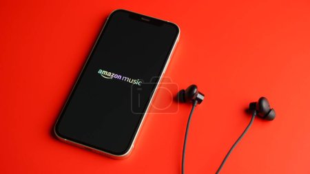 Foto de Amazon Music aplicación en el teléfono inteligente, aplicación para la música, radio y transmisión de podcast, iOS teléfono inteligente - Imagen libre de derechos