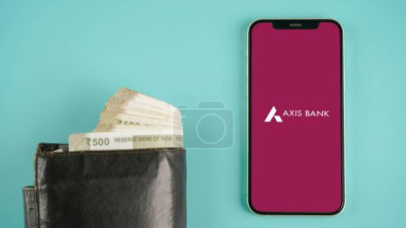 Téléchargez les photos : Axis Bank sur écran de téléphone mobile, fond isolé - en image libre de droit