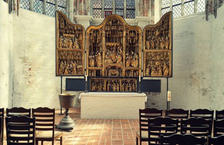 Téléchargez les photos : Une belle vue sur un autel à l'intérieur de l'église Sainte-Marie à Lubeck, Allemagne - en image libre de droit