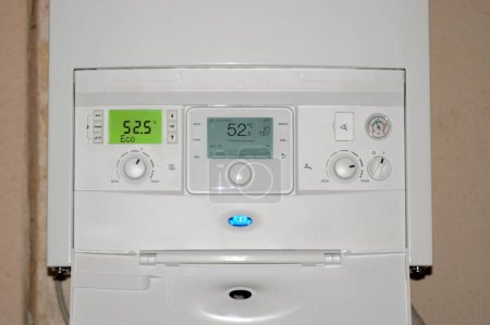 Téléchargez les photos : Un gros plan des détails d'un système moderne de température de l'énergie dans une maison - en image libre de droit