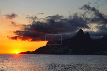 Foto de Una hermosa toma de una majestuosa puesta de sol en la playa de Ipanema en Río de Janeiro, Brasil - Imagen libre de derechos