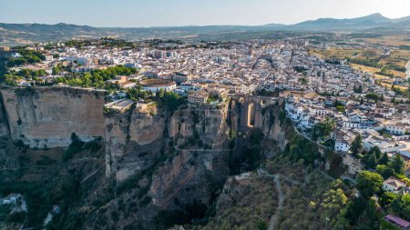 Foto de Un disparo de dron de edificios y casas en el borde de una roca en Ronda, España - Imagen libre de derechos